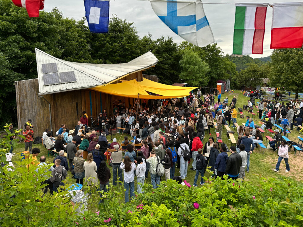 One Spirit Camp Personen vor der Jubelkirche